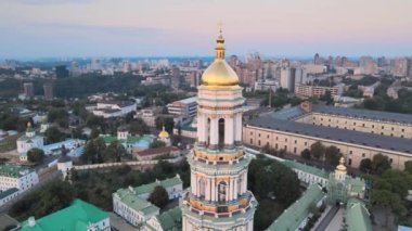 Kyiv-Pechersk Lavra sabah gündoğumunda. Ukrayna. Hava görünümü