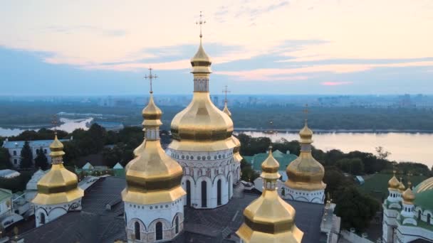 Киево-Печерская Лавра утром на рассвете. Украина. Вид с воздуха — стоковое видео