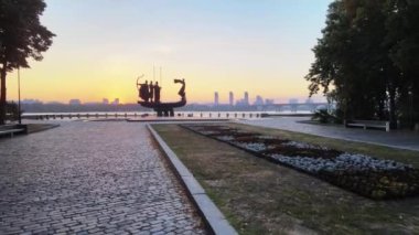 Ukrayna 'nın Kyiv kenti. Sabahın köründe şehrin kurucuları için bir anıt. Havadan