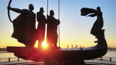 Ukrayna 'nın Kyiv kenti. Sabahın köründe şehrin kurucuları için bir anıt. Havadan
