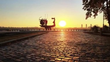 Ukrayna 'nın Kyiv kenti. Sabahın köründe şehrin kurucuları için bir anıt. Havadan