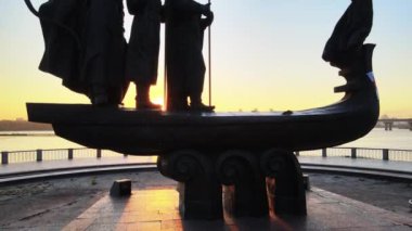 Ukrayna 'nın Kyiv kenti. Sabahın köründe şehrin kurucuları için bir anıt. Havadan
