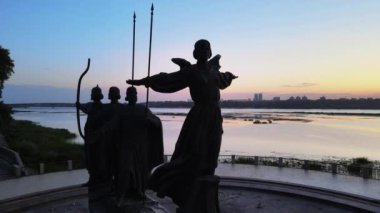 Ukrayna 'nın Kyiv kenti. Sabahın köründe şehrin kurucuları için bir anıt. Havadan