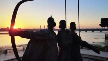 Ukrayna 'nın Kyiv kenti. Sabahın köründe şehrin kurucuları için bir anıt. Havadan