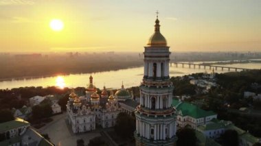 Kyiv, Ukrayna: Sabahleyin Kyiv-Pechersk Lavra 'nın hava manzarası.