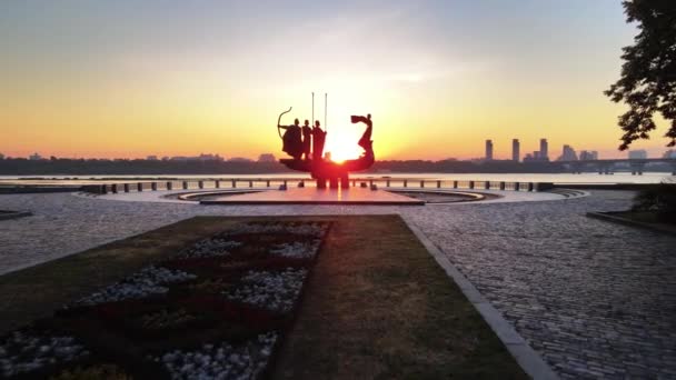 Kiew, Ukraine - ein Denkmal für die Gründer der Stadt in der Morgendämmerung. Luftfahrt — Stockvideo