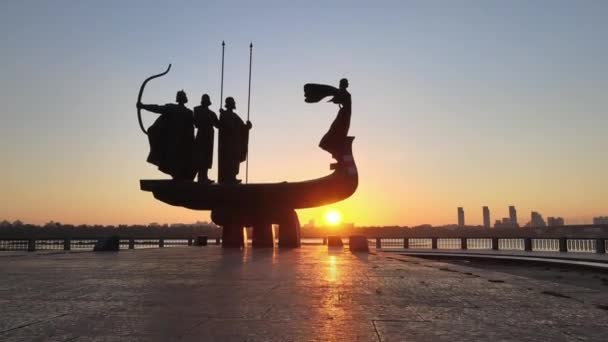 Kijów, Ukraina - pomnik założycieli miasta w godzinach porannych o świcie. Antena — Wideo stockowe