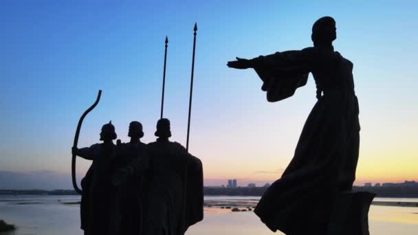 Kiew, Ukraine - ein Denkmal für die Gründer der Stadt in der Morgendämmerung. Luftfahrt — Stockvideo
