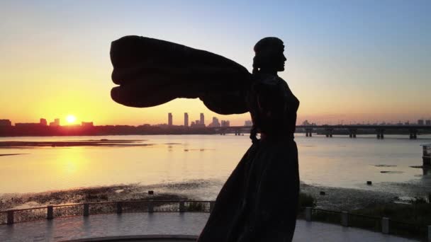 Kiew, Ukraine - ein Denkmal für die Gründer der Stadt in der Morgendämmerung. Luftfahrt — Stockvideo