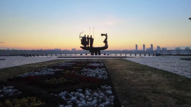 Kiew, Ukraine - ein Denkmal für die Gründer der Stadt in der Morgendämmerung. Luftfahrt — Stockvideo