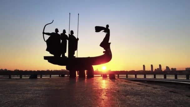 Киев, Украина - памятник основателям города утром на рассвете. Воздушный — стоковое видео