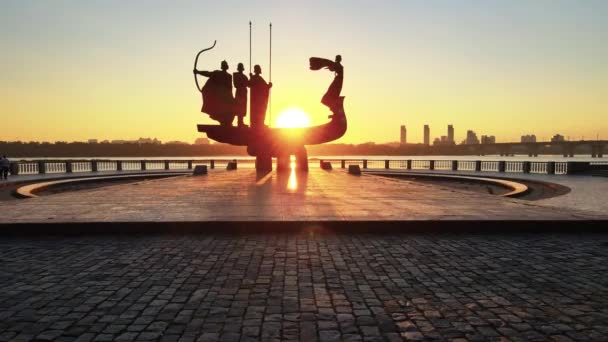 Kiev, Ucraina - un monumento ai fondatori della città di mattina all'alba. Aerea — Video Stock