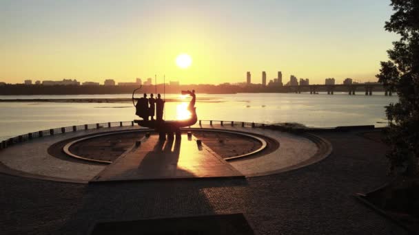 Киев, Украина - памятник основателям города утром на рассвете. Воздушный — стоковое видео