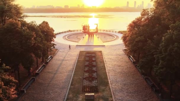 Kiev, Ucrania - un monumento a los fundadores de la ciudad por la mañana al amanecer. Antena — Vídeo de stock