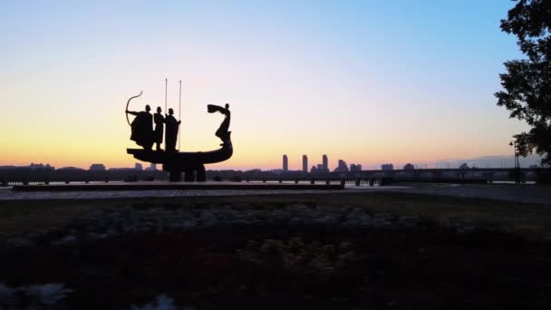 Κίεβο, Ουκρανία - ένα μνημείο για τους ιδρυτές της πόλης το πρωί τα ξημερώματα. Αεροσκάφος — Αρχείο Βίντεο