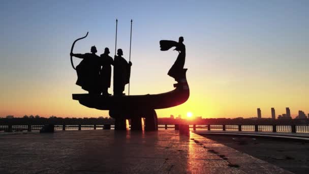 Kiev, Ucrânia - um monumento aos fundadores da cidade de manhã de madrugada. Aviação — Vídeo de Stock