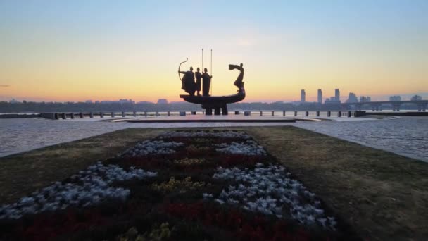 Київ, Україна - пам'ятник засновникам міста вранці на світанку. Повітря — стокове відео