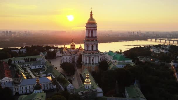 Kiev, Ucraina: Vedere aeriană a Lavrei Kiev-Pechersk dimineața la răsăritul soarelui . — Videoclip de stoc