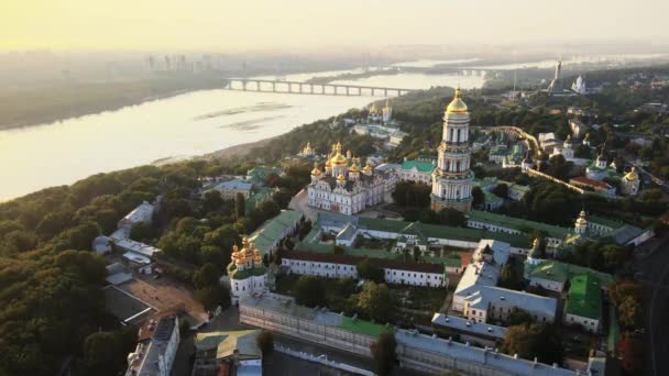 Kiev, Ucrânia: Vista aérea de Kiev-Pechersk Lavra pela manhã ao nascer do sol. — Vídeo de Stock