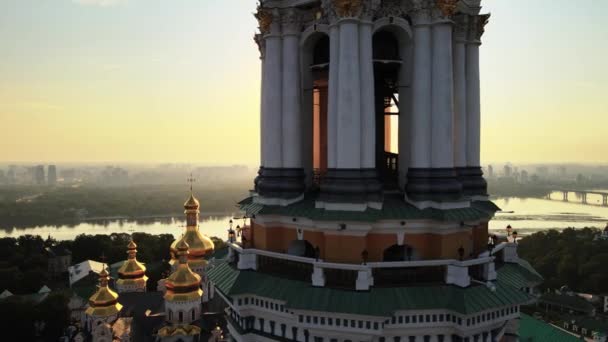 Kiev, Ucrânia: Vista aérea de Kiev-Pechersk Lavra pela manhã ao nascer do sol. — Vídeo de Stock