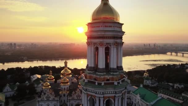 Κίεβο, Ουκρανία: Αεροφωτογραφία του Κίεβο-Pechersk Lavra το πρωί στην ανατολή του ηλίου. — Αρχείο Βίντεο