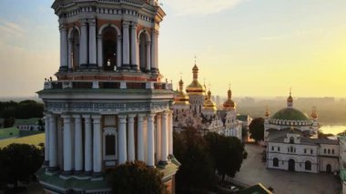 Kyiv, Ukrayna: Sabahleyin Kyiv-Pechersk Lavra 'nın hava manzarası.