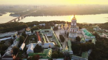 Kyiv, Ukrayna: Sabahleyin Kyiv-Pechersk Lavra 'nın hava manzarası.