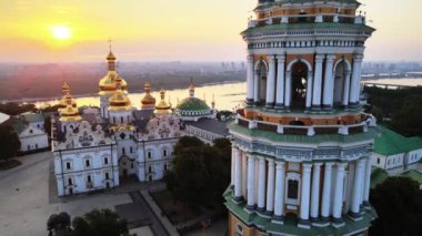 Kyiv, Ukrayna: Sabahleyin Kyiv-Pechersk Lavra 'nın hava manzarası.