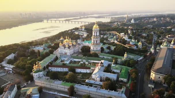 Kiev, Ucrania: Vista aérea de Kiev-Pechersk Lavra por la mañana al amanecer. — Vídeos de Stock