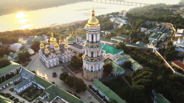 Kyiv, Ukrayna: Sabahleyin Kyiv-Pechersk Lavra 'nın hava manzarası. — Stok video