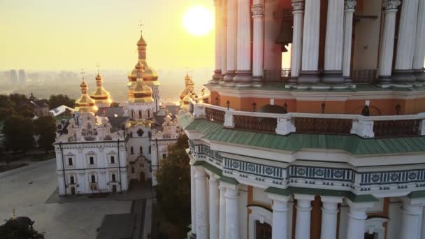 乌克兰基辅：日出时分Kyiv-Pechersk Lavra的空中景观. — 图库视频影像
