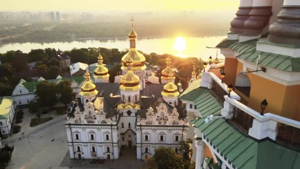 Kiev, Ucrania: Vista aérea de Kiev-Pechersk Lavra por la mañana al amanecer. — Vídeos de Stock