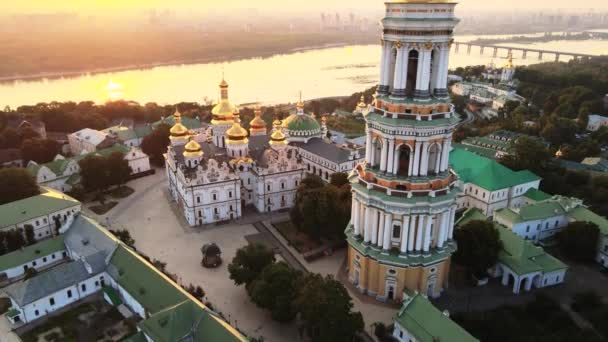 Kyiv, Ukrayna: Sabahleyin Kyiv-Pechersk Lavra 'nın hava manzarası. — Stok video
