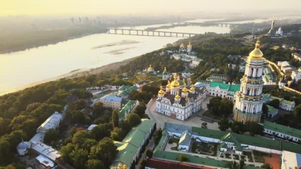 Kiev, Ucrania: Vista aérea de Kiev-Pechersk Lavra por la mañana al amanecer. — Vídeos de Stock