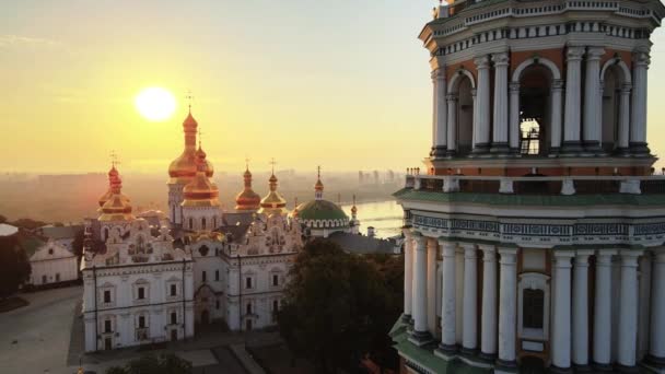 Kiev, Ucrânia: Vista aérea de Kiev-Pechersk Lavra pela manhã ao nascer do sol. — Vídeo de Stock