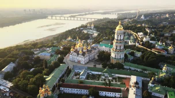 Kiev, Ucrania: Vista aérea de Kiev-Pechersk Lavra por la mañana al amanecer. — Vídeo de stock