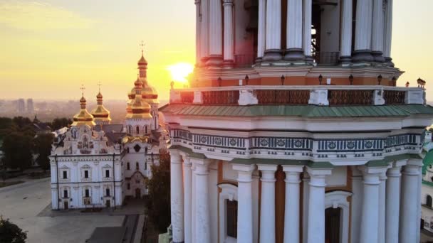 Kiev, Oekraïne: Luchtfoto van Kiev-Pechersk Lavra in de ochtend bij zonsopgang. — Stockvideo