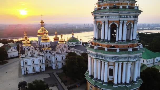 Kyjev, Ukrajina: Letecký pohled na Kyjev-Pechersk Lavra ráno při východu slunce. — Stock video