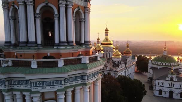 Kyjev, Ukrajina: Letecký pohled na Kyjev-Pechersk Lavra ráno při východu slunce. — Stock video