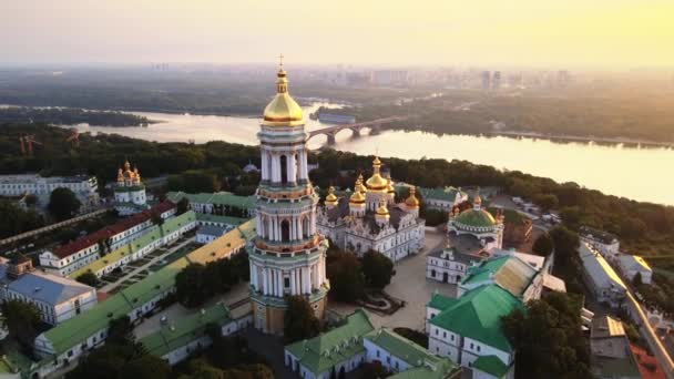 Kyiv, Ukrayna: Sabahleyin Kyiv-Pechersk Lavra 'nın hava manzarası. — Stok video