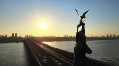 Ukrayna 'nın başkenti Kyiv' de sabah saatlerinde metro köprüsü. Dnipro İstasyonu