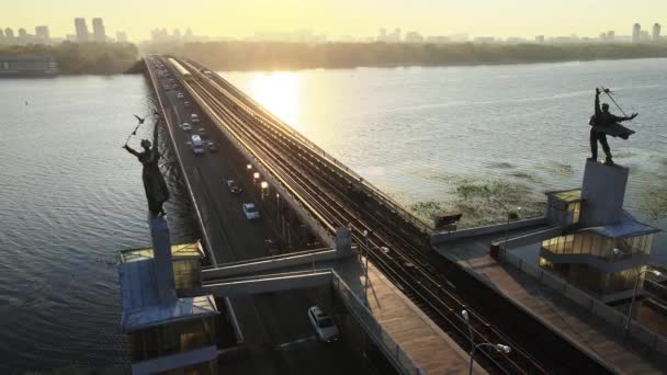 Most metra rano o wschodzie słońca w Kijowie, Ukraina. Stacja Dnipro — Wideo stockowe