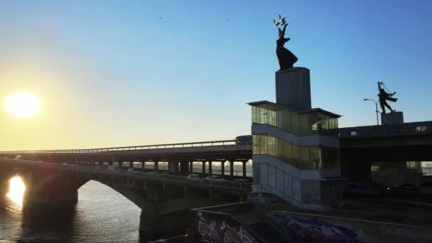 Γέφυρα του μετρό το πρωί στην ανατολή του ηλίου στο Κίεβο, Ουκρανία. Σταθμός Dnipro — Αρχείο Βίντεο