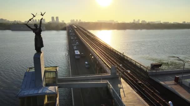 U-Bahn-Brücke morgens bei Sonnenaufgang in Kiew, Ukraine. Bahnhof Dnipro — Stockvideo