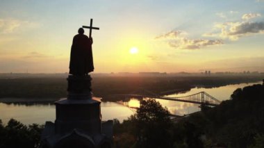 Kyiv, Ukrayna: Şafak vakti Büyük Vladimir anıtı.