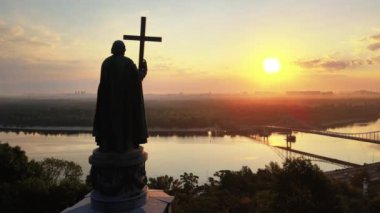 Kyiv, Ukrayna: Şafak vakti Büyük Vladimir anıtı.