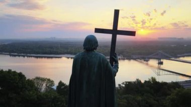 Kyiv, Ukrayna: Şafak vakti Büyük Vladimir anıtı.