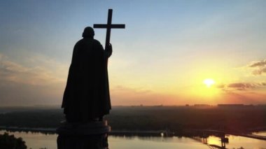 Kyiv, Ukrayna: Şafak vakti Büyük Vladimir anıtı.