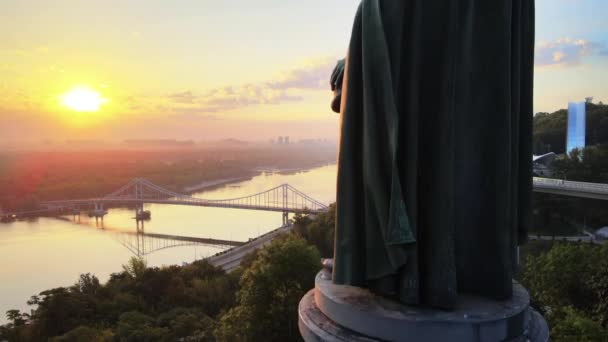 Kiev, Ucrania: Monumento a Vladímir el Grande al amanecer. — Vídeo de stock