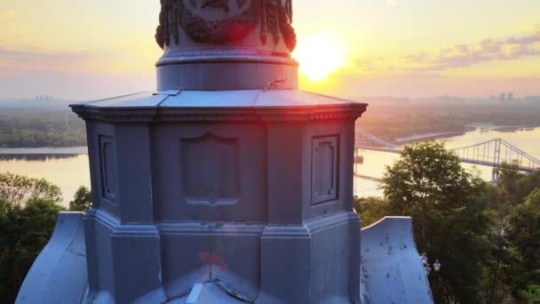 Kiev, Ucrânia: Monumento a Vladimir, o Grande ao amanhecer da manhã. — Vídeo de Stock